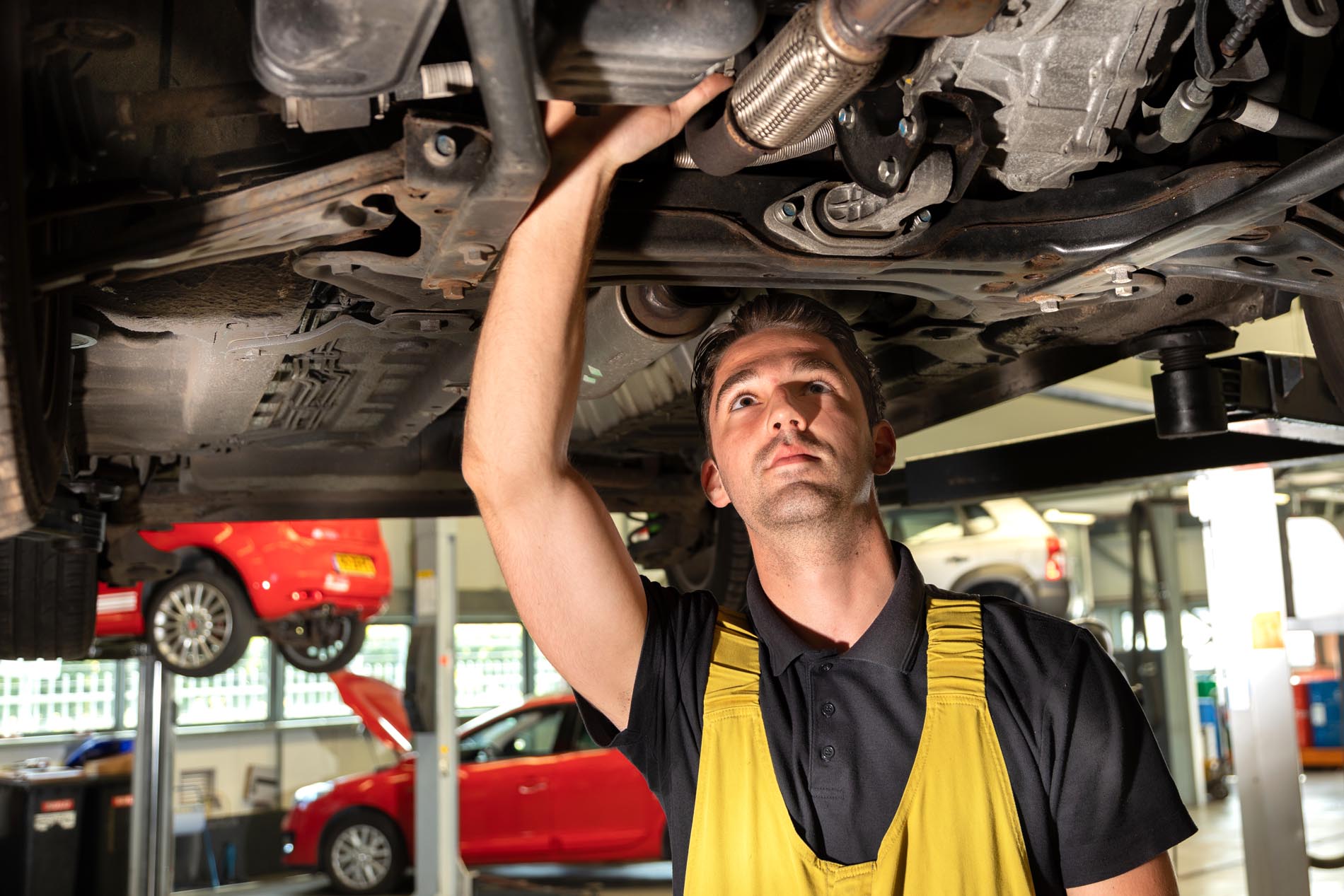 ServiceOnly monteur onder auto