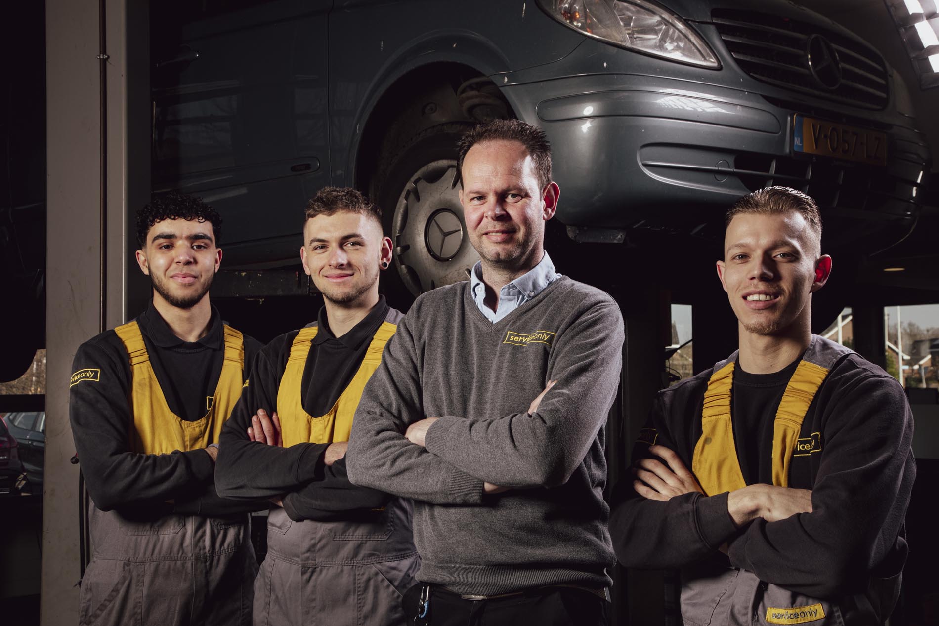 team ServiceOnly vier mannen met armen over elkaar op rij