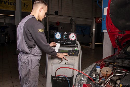 monteur bezig met airco werkzaamheden