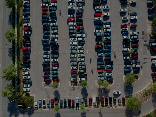 Parkeerplaats vol met auto's